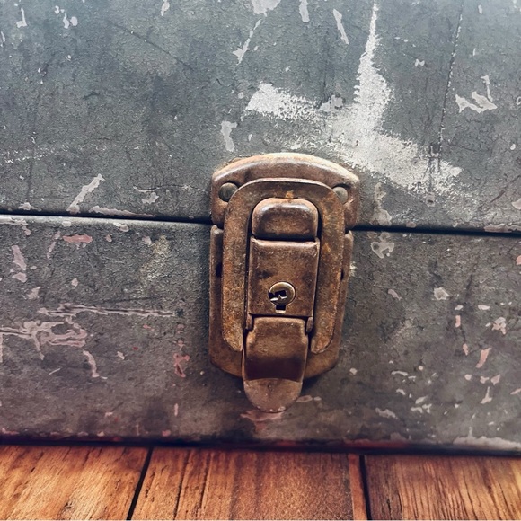 Vintage Metal Tackle & Tool Box – 22" Long – Classic Fishing Gear Organizer - Picture 7 of 12